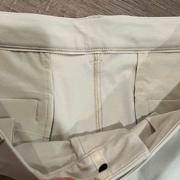 Lululemon Athletica Size 38 Flat Front Performance Cream ABC Shorts - Picture 6 of 10
